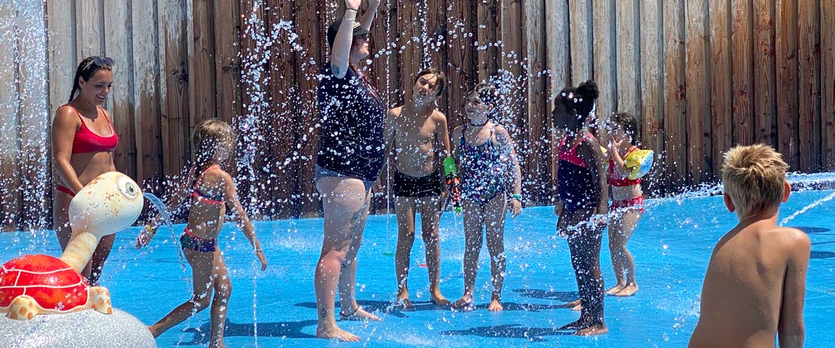 Enfants et jets d'eau dans la pataugeoire du camping Tastesoule près de Soulac
