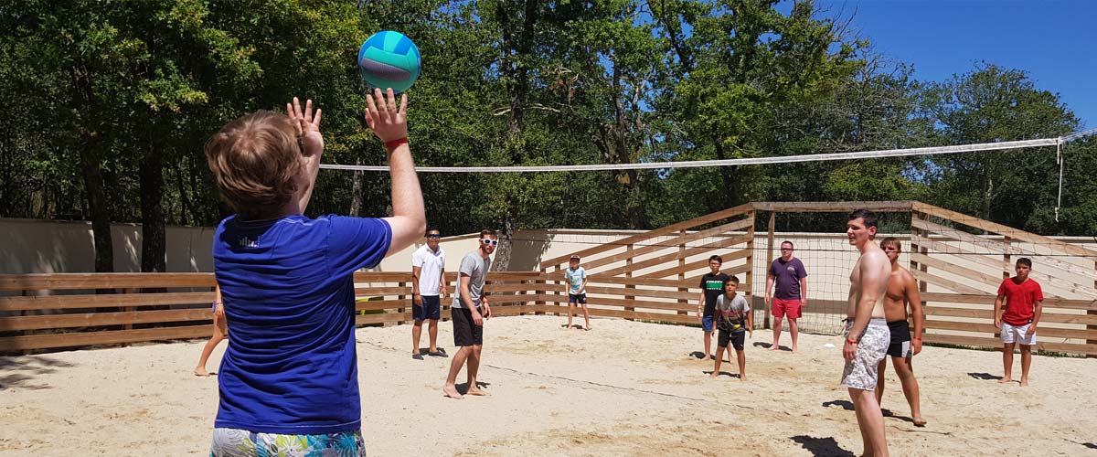 Partie de volley-ball au camping Tastesoule à Vensac dans le Médoc