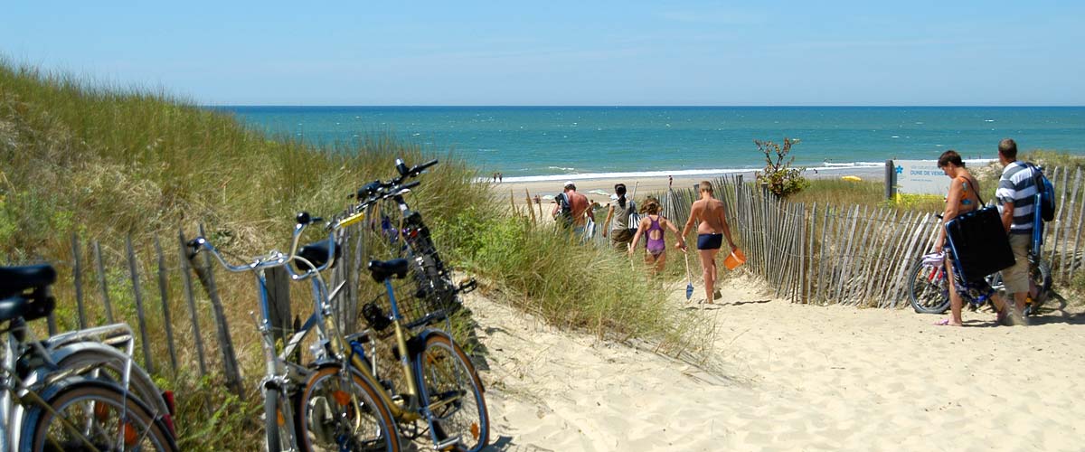 Entrée d'une plage de sable fin sur la côte près de Soulac dans le Médoc