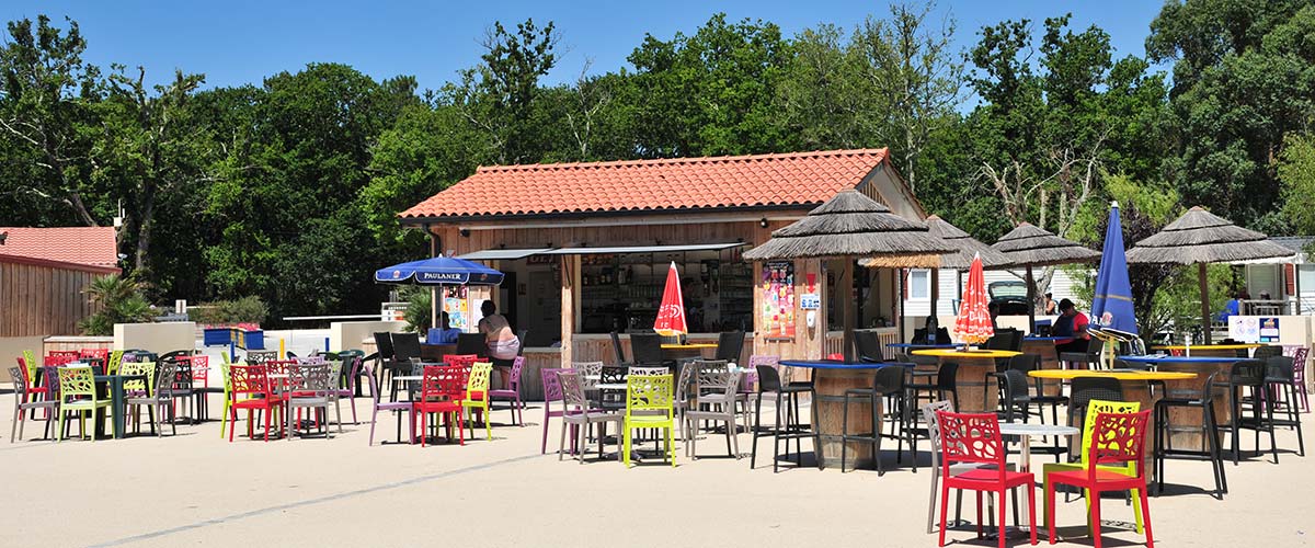 La terrasse du bar restaurant du camping Tastesoule à Vensac