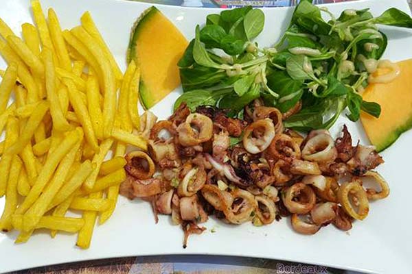 Encornets et frites au restaurant Le Cabanon du Pêcheur à Saint-Vivien de Médoc