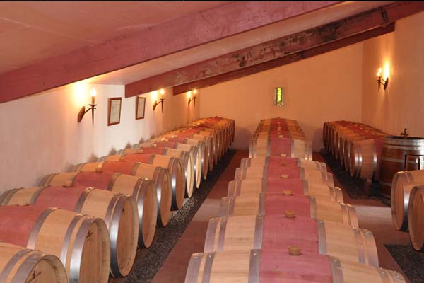 Fûts de Bordeaux dans la cave du Chateau David à Vensac