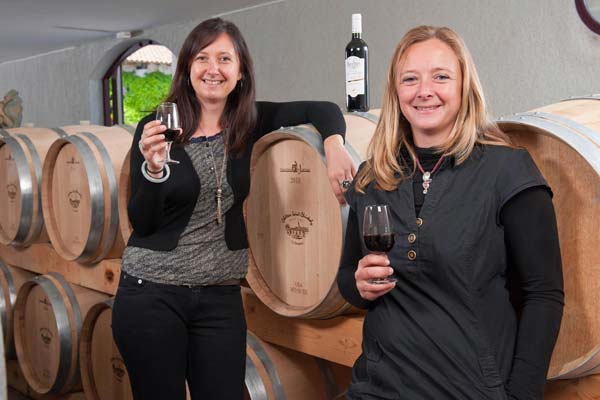 Deux jeunes viticultrice dégustant les vins du Châteay Christoly dans le Médoc