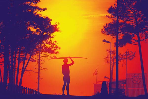 Surfeur sur coucher de soleil dans le Médoc avec la Gurp Surf School