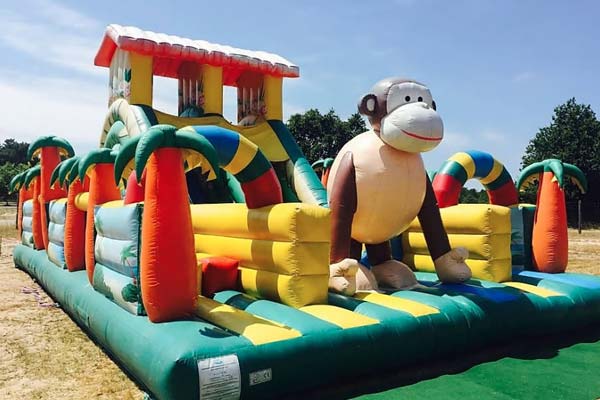 Jeux gonflables au Lily parc à Montalivet