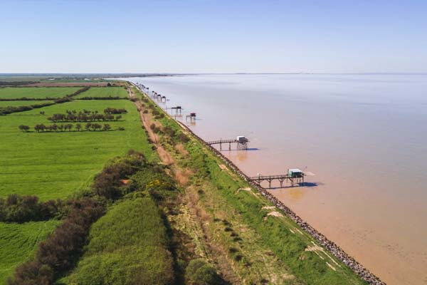 Vue aérienne de la côte du Médoc avec ses carrelets de pêche