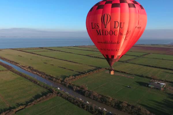 Montgolfière au dessus du Médoc à Jau-Dignac-et-Loirac