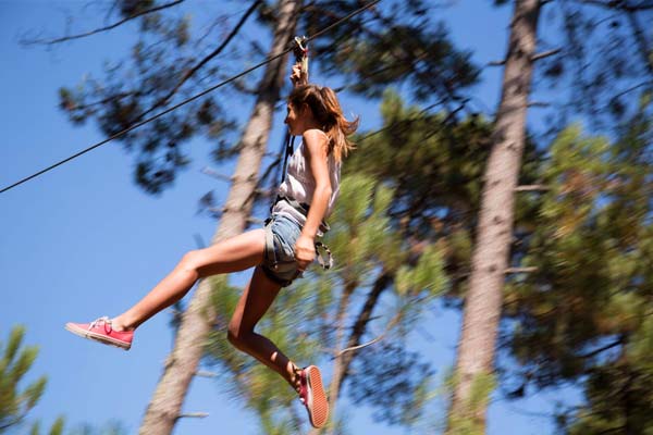 Jeune femme dans les branches au Parc de l'aventure à Montalivet