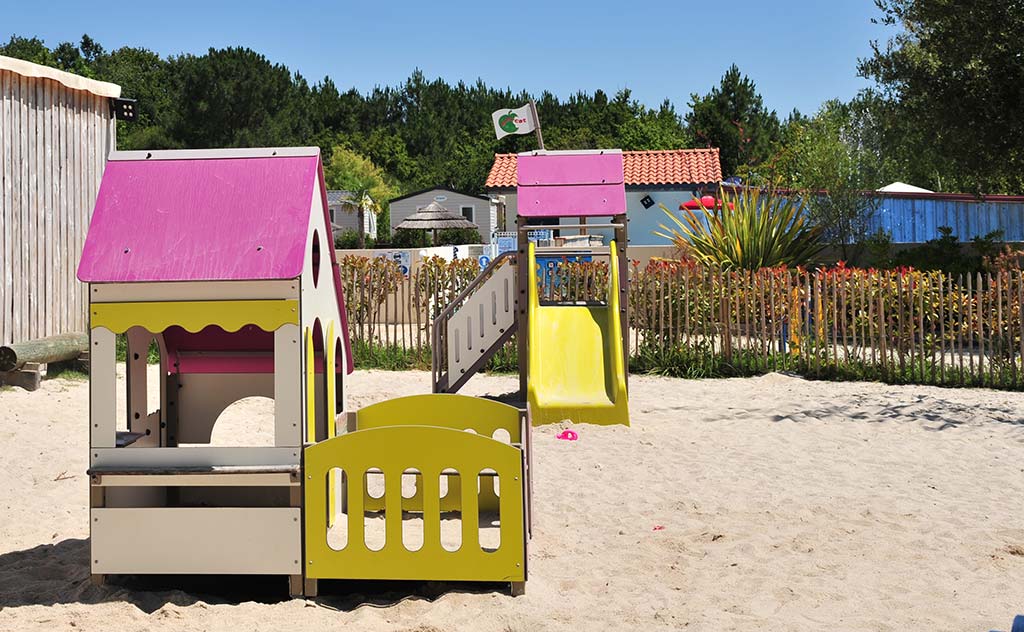 Aire de jeux pour bébés avec mini-toboggans au  camping Tastesoule dans le Médoc