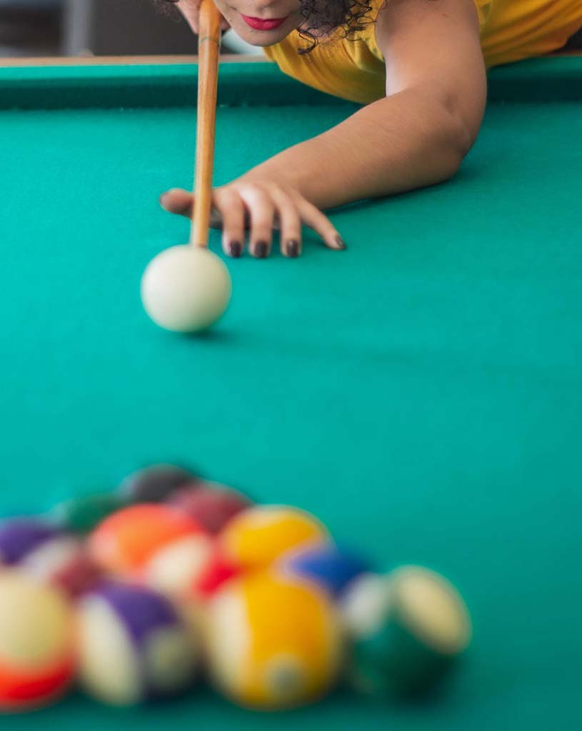 Partie de billard dans la sallede jeux du camping Tastesoule à Vensac près de Montalivet