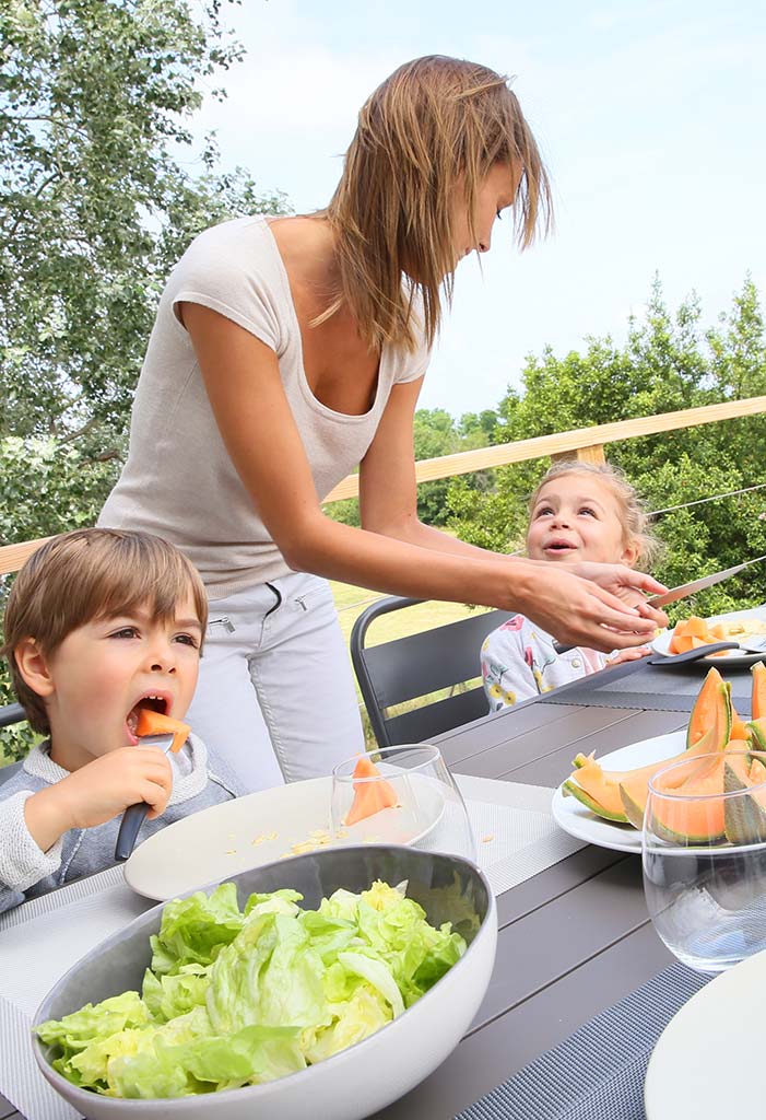 Maman et enfants à déjeuner sur la terrasse d'un Mobil-home camping Tastesoule