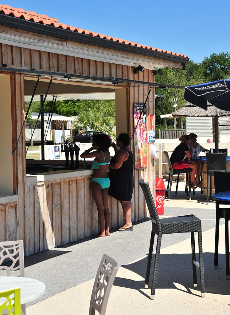 Le comptoir et les tables du bar du camping Tastesoule près de Montalivet dans le Médoc