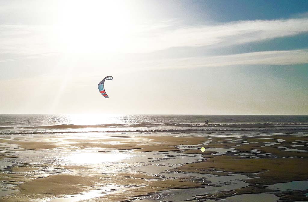 Pratique du kitesurf sur la côte du Médoc proche du camping Tastesoule
