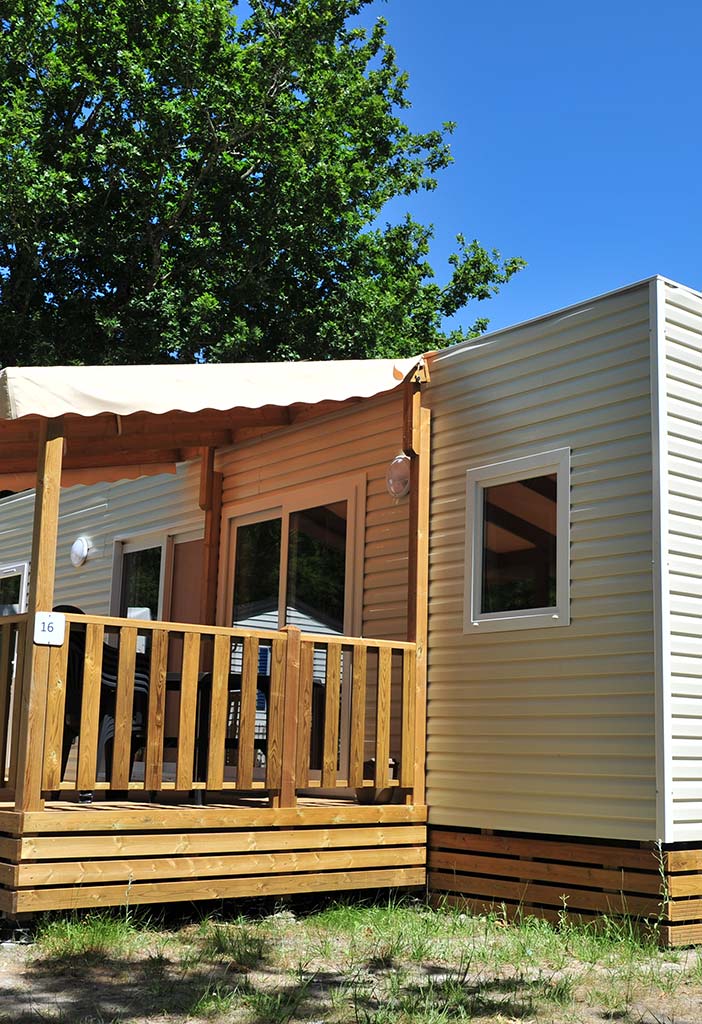 Terrasse d'un mobil-home en location à Vensac dans le Médoc