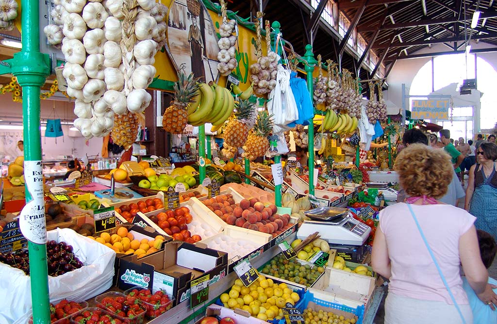 Fruits et légumes au marché couvert de Soulac près du camping Tastesoule