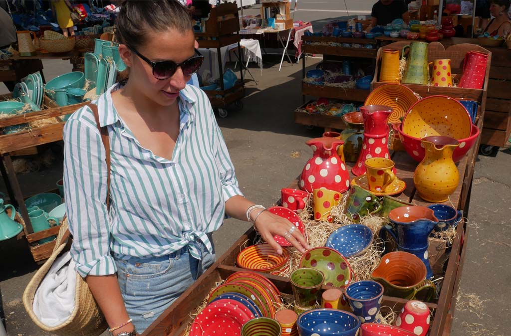 Une jeune femme et des céramiques su le marché de Montalivet près du camping Tastesoule