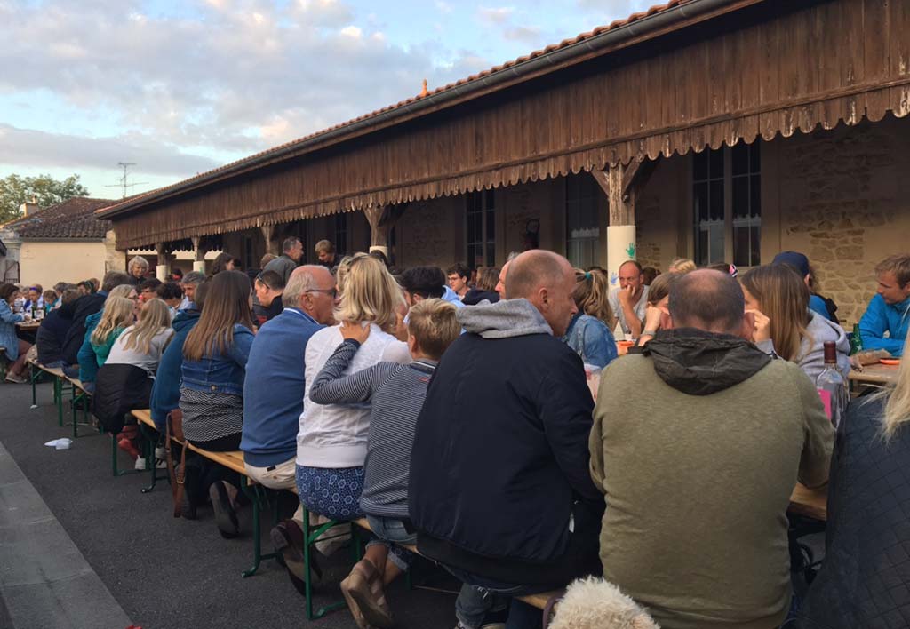 Dégustations lors du marché nocturne à Vensac dans le Médoc