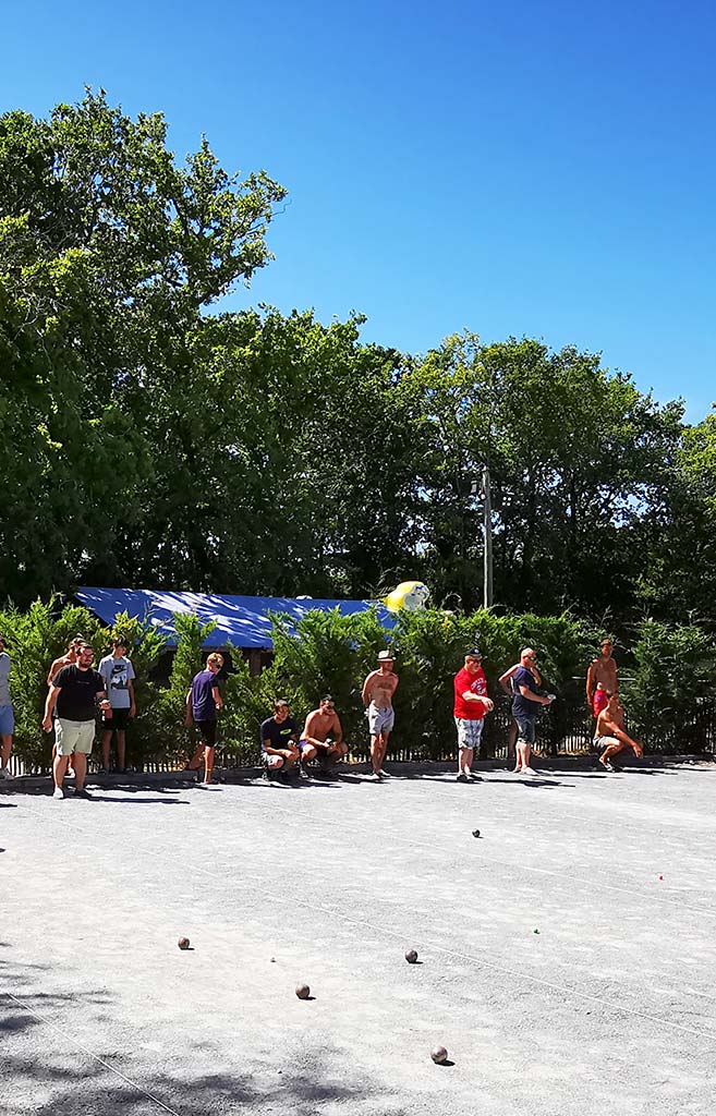 Boulodrome sous les grands arbres du parc du camping Tastesoule près de Soulac