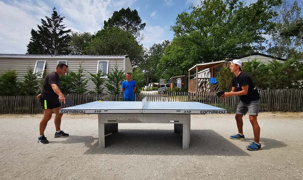 Partie de ping-pong au camping Tastesoule à Vensac près de Montalivet