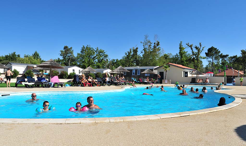 La plage et la piscine du camping Tastesoule près de Montalivet dans le Médoc
