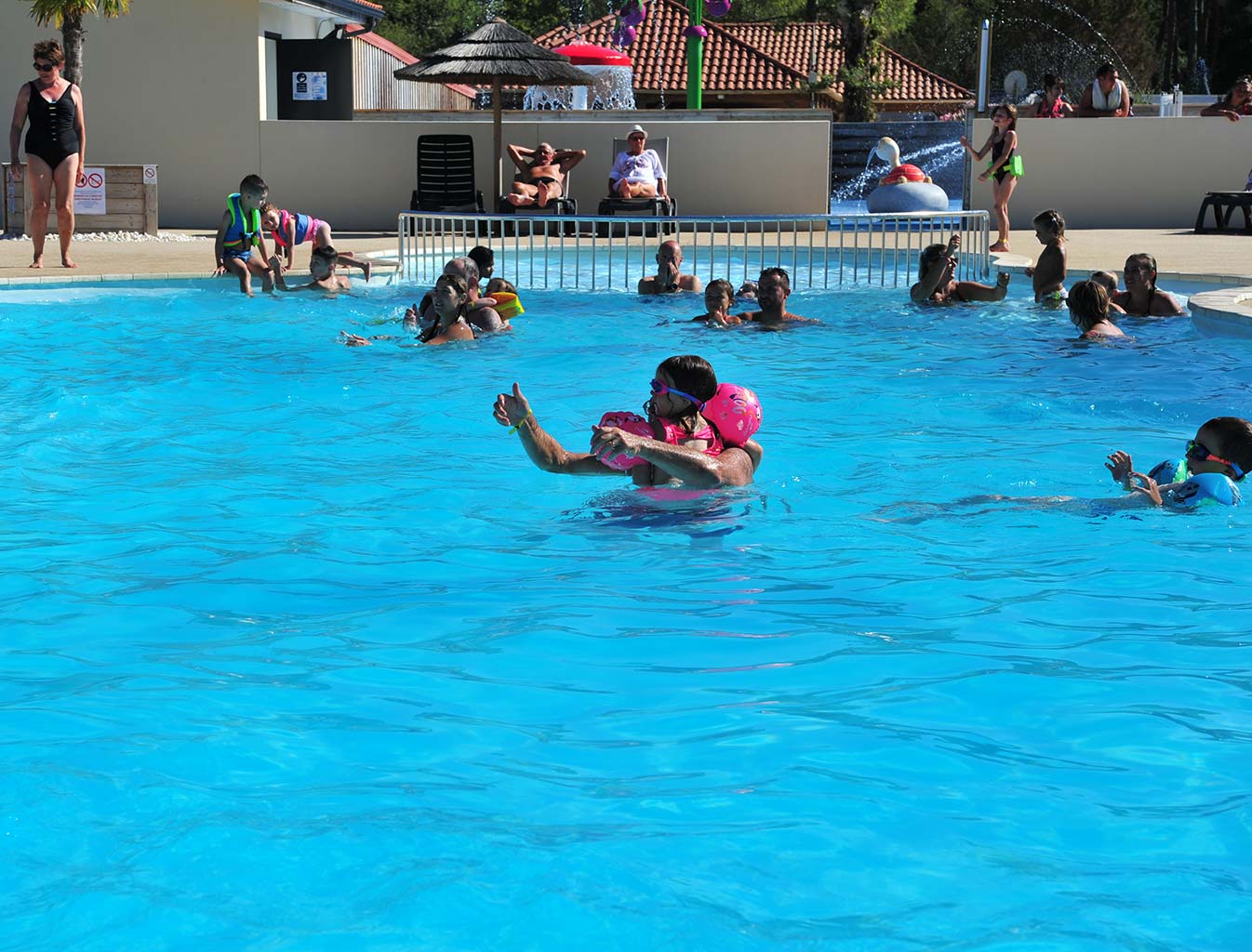 Baigneurs dans la piscine du camping Tastesoule près de Montalivet dans le Médoc