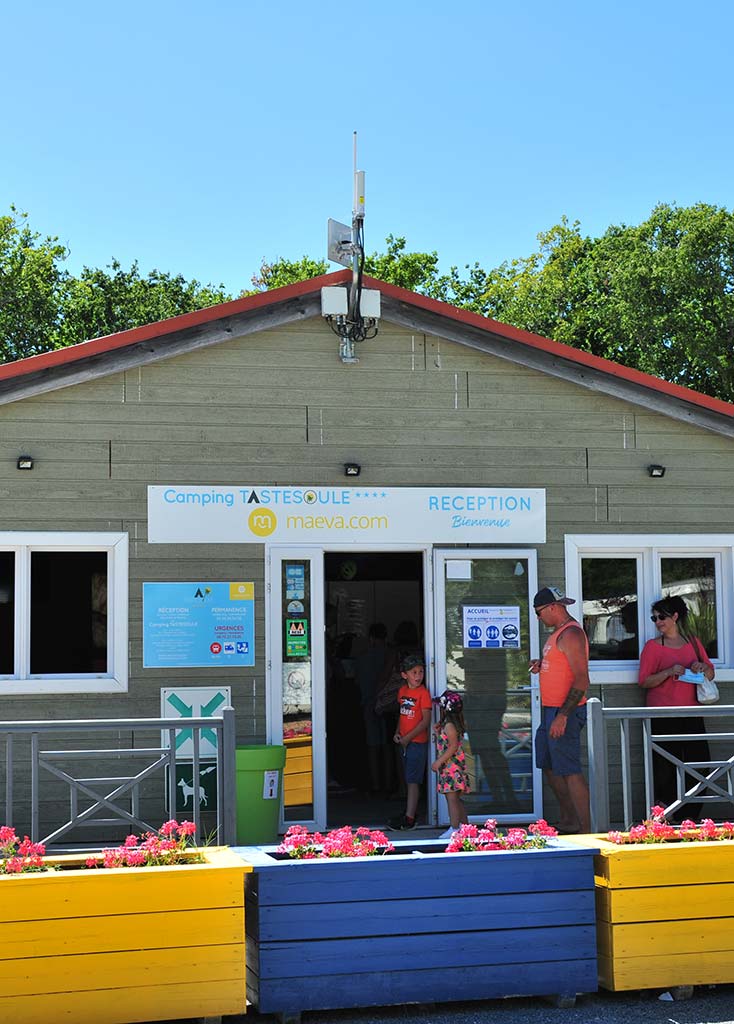La réception du camping derrière des bacs de fleurs à Vensac dans le Médoc
