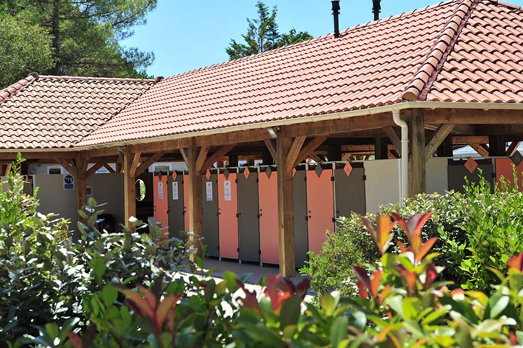 Les blocs sanitaires du camping Tastesoule à Vensac dans le Médoc