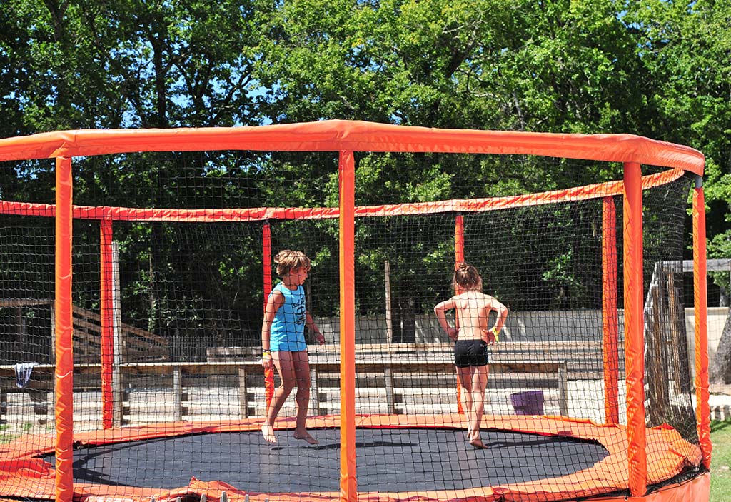 Trampoline sur l'aire de jeu pour enfants du camping Tastesoule près de Montalivet