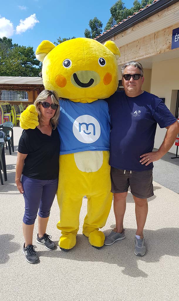 Aude et Thierry avec la mascotte du camping Tastesoule à Vensac