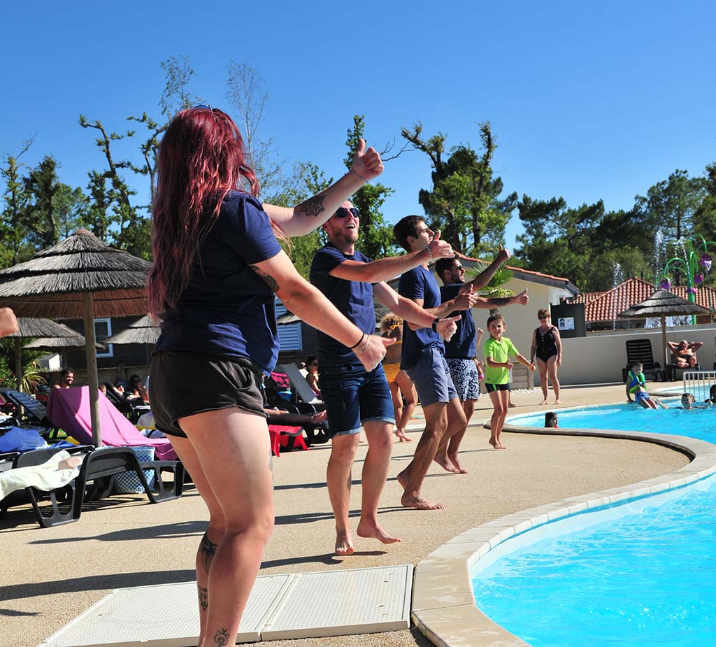 Animations devant la piscine du camping Tastesoule dans le Médoc