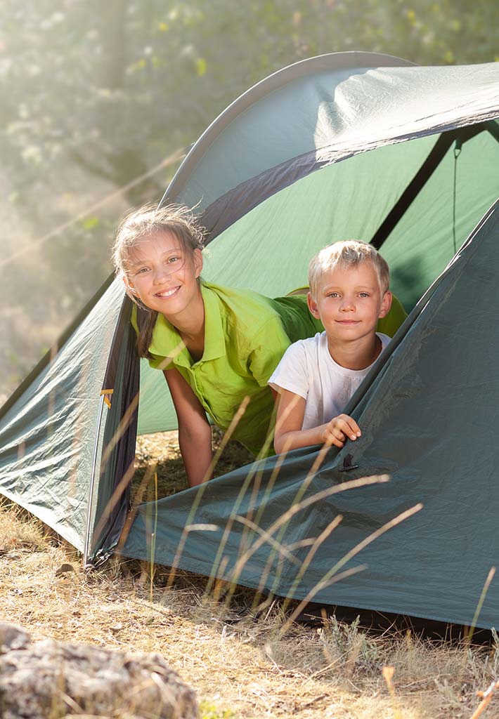Enfants dans une tente igloosur un emplacement de camping au camping Tastesoule