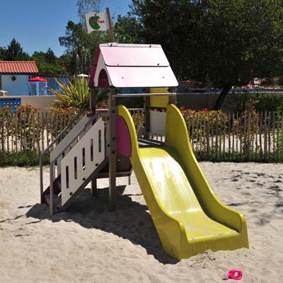 Toboggan pour enfants sur l'aire de jeux du camping Tastesoule
