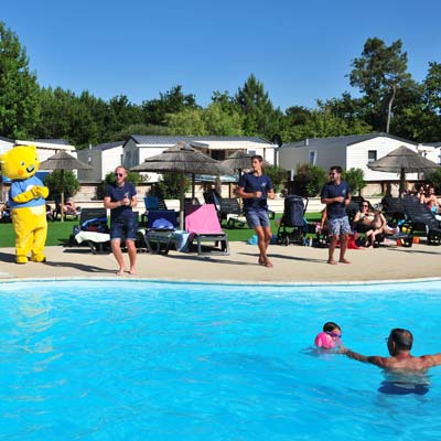 Animation en bord de piscine avec la mascotte du camping Tastesoule près de Montalivet