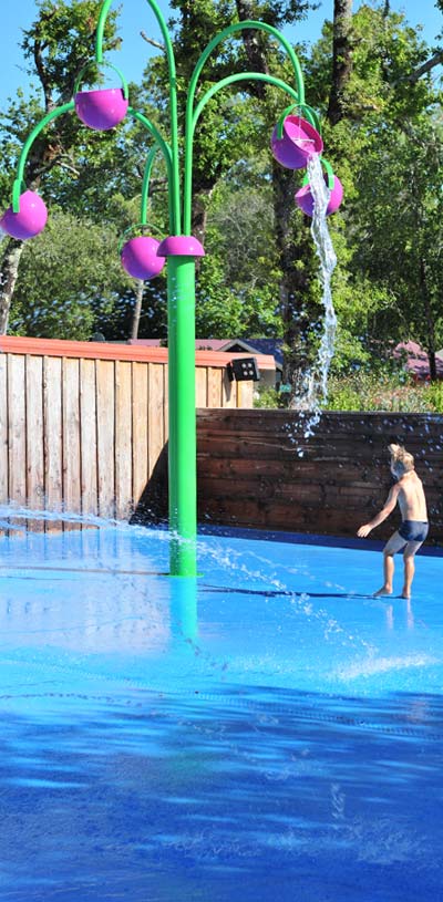 L'arbre à seaux d'eau del'espace aquatique du camping Tastesoule à Vensac