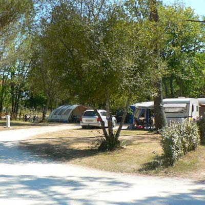 Voiture et caravane sur un emplacement de camping à Vensac dans le Médoc