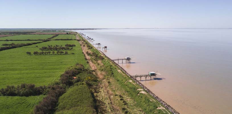 Vue aérienne des carrelets de pêche de la côte atlantique près du camping Tastesoule