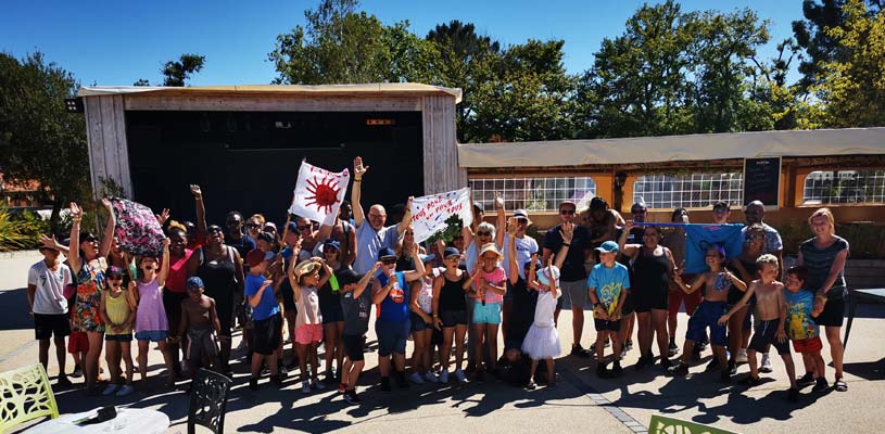 Les efnats devant le club-enfants du camping Tastesoule à Vensac dans le Médoc