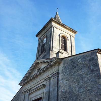Le clocher de l'église de Vensac dans le Médoc proche du camping Tastesoule