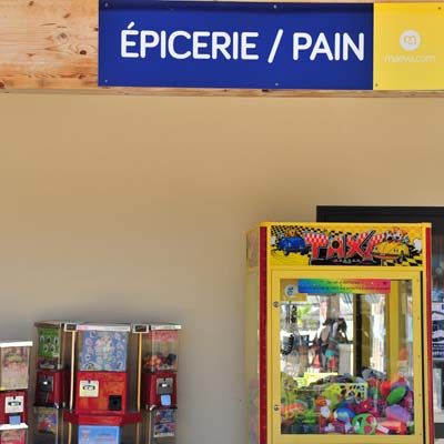 Friandises et pains à l'épicerie du camping Tastesoule près de Montalivet