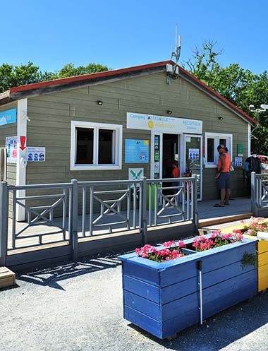 L'entrée et la réception du camping Tastesoule dans le Médoc