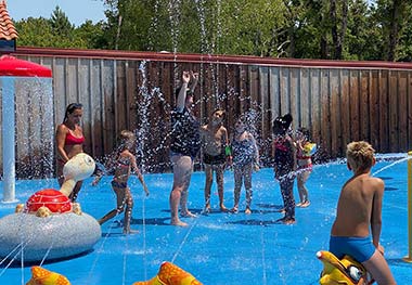 Animation pour enfants et jets d'eau au camping Tastesoule à Vensac