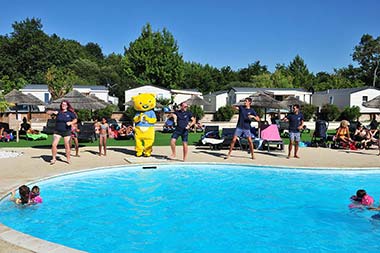 Animation danse au bord de la piscine du camping près de Soulac dans le Médoc