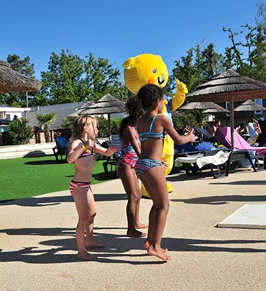 Animation pour enfants avec la mascotte du camping à Vensac dans le Médoc