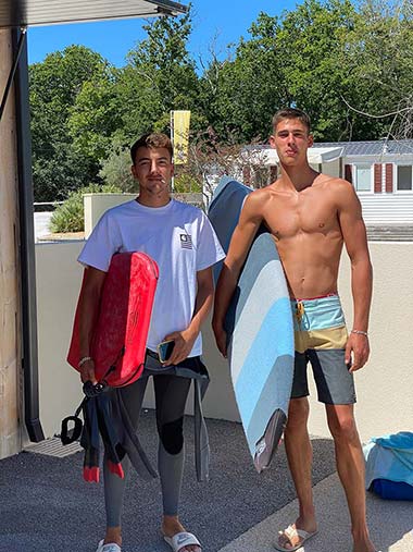 Les moniteurs du club de surf près du camping à Vensac près de Soulac