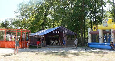 L'aire de jeux et le club enfants  du camping Tastesoule à Vensac