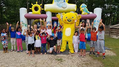 Les enfants du club enfants sur l'aire ede jeux du camping à Vensac près de Montalivet