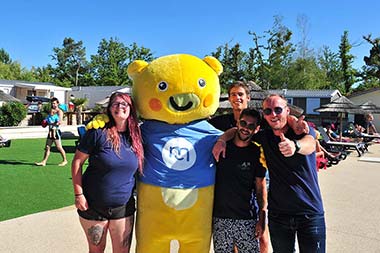 Les animateurs et la mascotte du camping Tastesoule près de Montalivet dans le Médoc