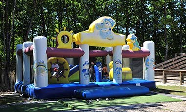Jeu gonflable sur l'aire de jeux pour enfants du camping Tastesoule