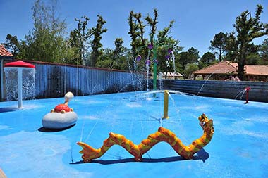 Le serpent jet d'eau de l'espace aquatique du camping près de Montalivet