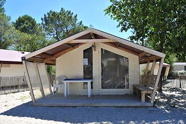 Tente avec terrasse à louer au camping Tastesoule près de Montalivet dans le Médoc